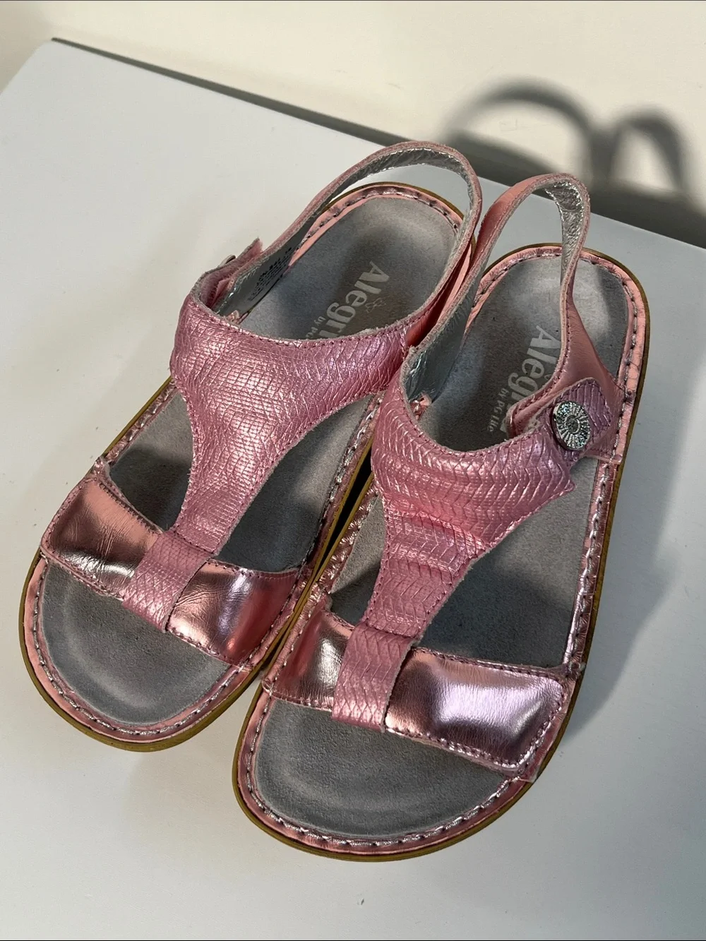 ALEGRIA Kendra Summer Beach Metallic Leather Pink T-Strap Wedge Slip-On Sandal 8